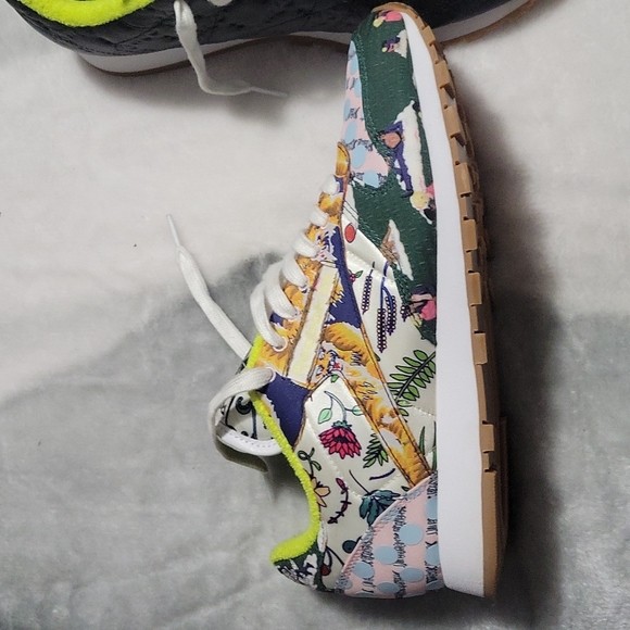 Reebok Jurassic park edition size 8 1/2 - Picture 3 of 4